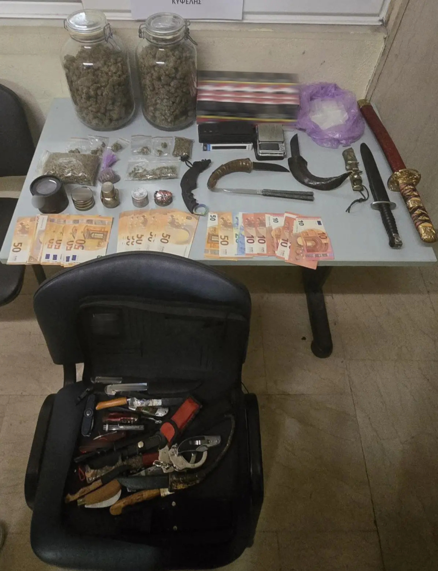 Συνελήφθησαν 47χρονη και 24χρονος στην Κυψέλη με σπαθιά, μαχαίρια και ναρκωτικά 
