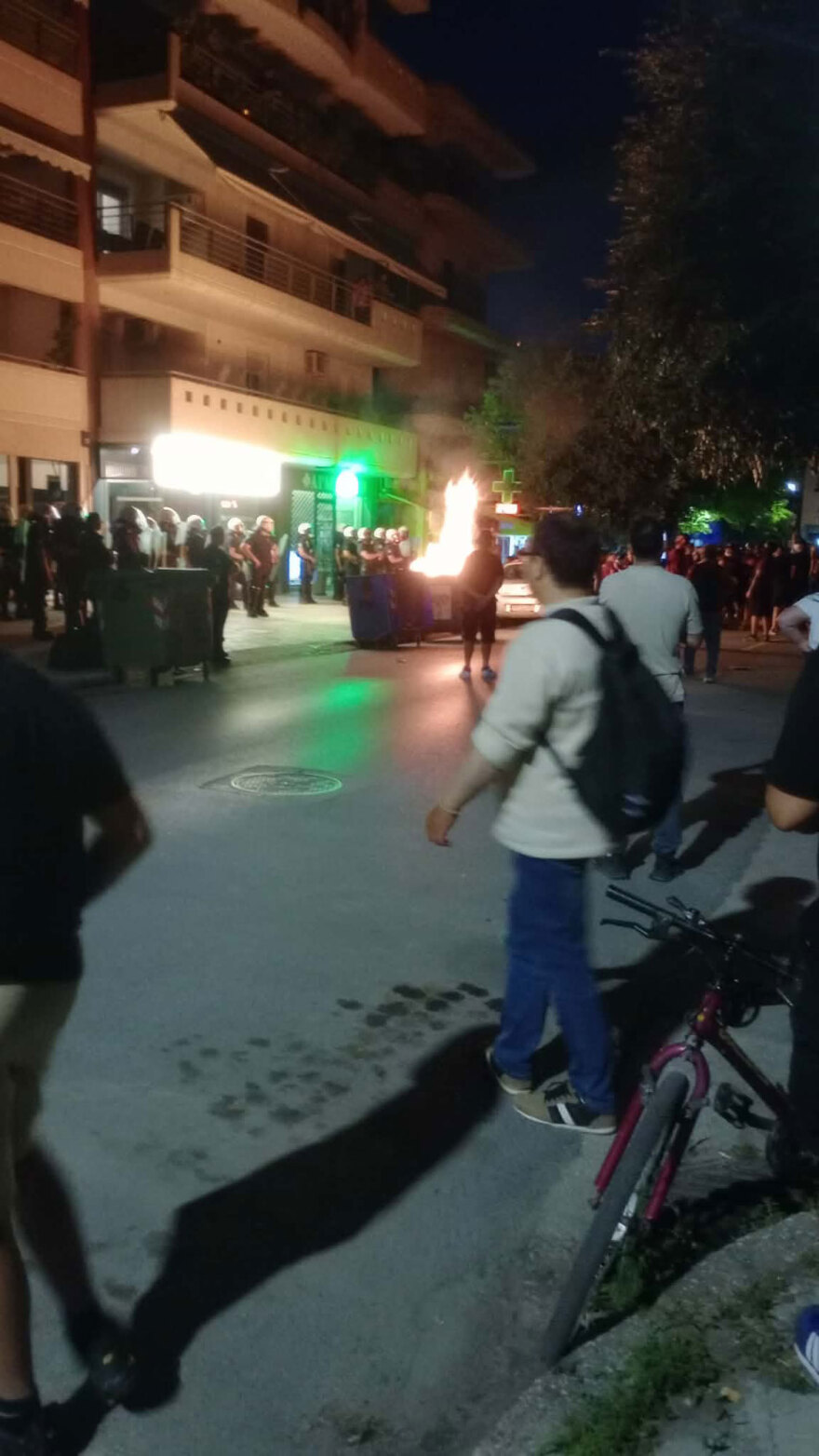 Σοβαρά επεισόδια έξω από το σπίτι των ιδιοκτητών της ΑΕΛ μετά από συλλαλητήριο οπαδών στη Λάρισα, συλλήψεις και προσαγωγές, βίντεο