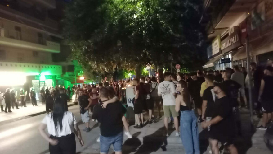 Σοβαρά επεισόδια έξω από το σπίτι των ιδιοκτητών της ΑΕΛ μετά από συλλαλητήριο οπαδών στη Λάρισα, συλλήψεις και προσαγωγές, βίντεο