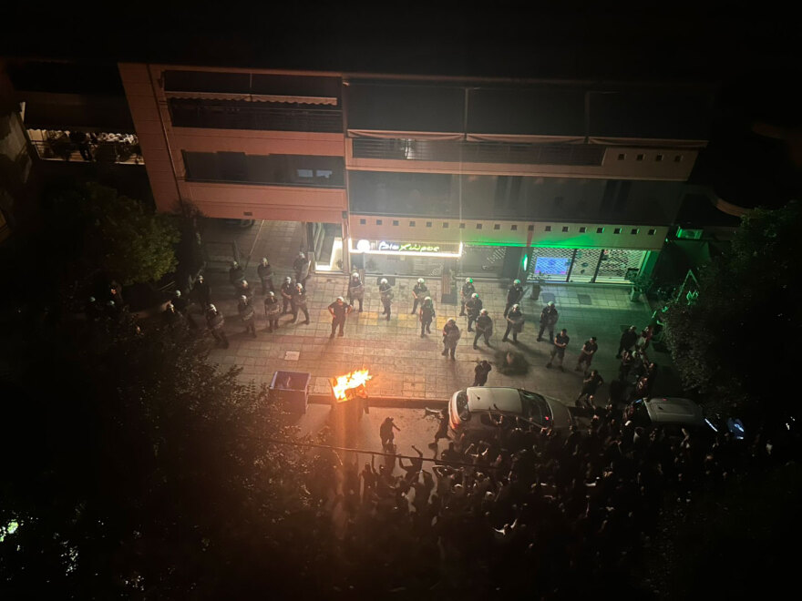 Σοβαρά επεισόδια έξω από το σπίτι των ιδιοκτητών της ΑΕΛ μετά από συλλαλητήριο οπαδών στη Λάρισα, συλλήψεις και προσαγωγές, βίντεο