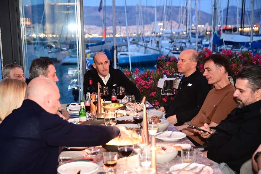 Δείπνο από τους Αγγελόπουλους στους παίκτες του Ολυμπιακού για το φινάλε της θριαμβευτικής σεζόν
