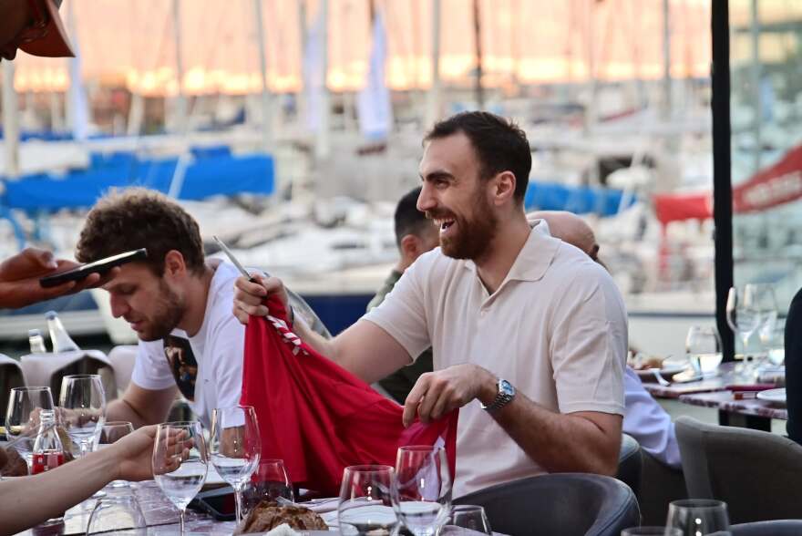 Δείπνο από τους Αγγελόπουλους στους παίκτες του Ολυμπιακού για το φινάλε της θριαμβευτικής σεζόν
