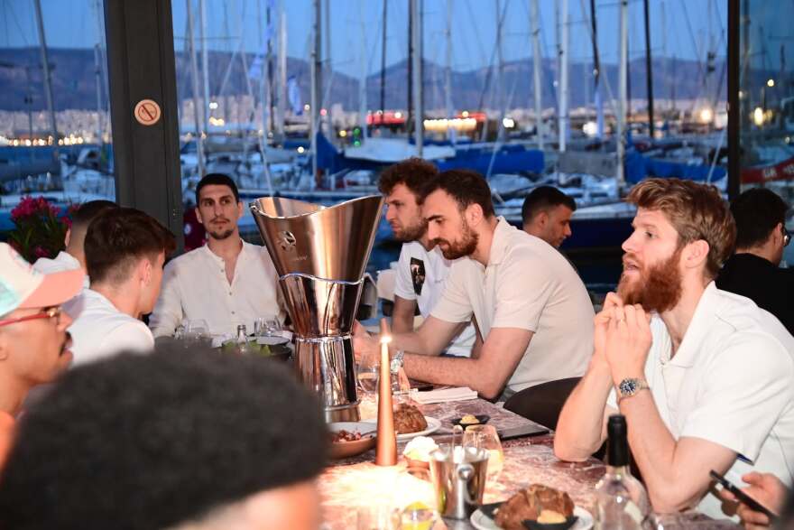 Δείπνο από τους Αγγελόπουλους στους παίκτες του Ολυμπιακού για το φινάλε της θριαμβευτικής σεζόν
