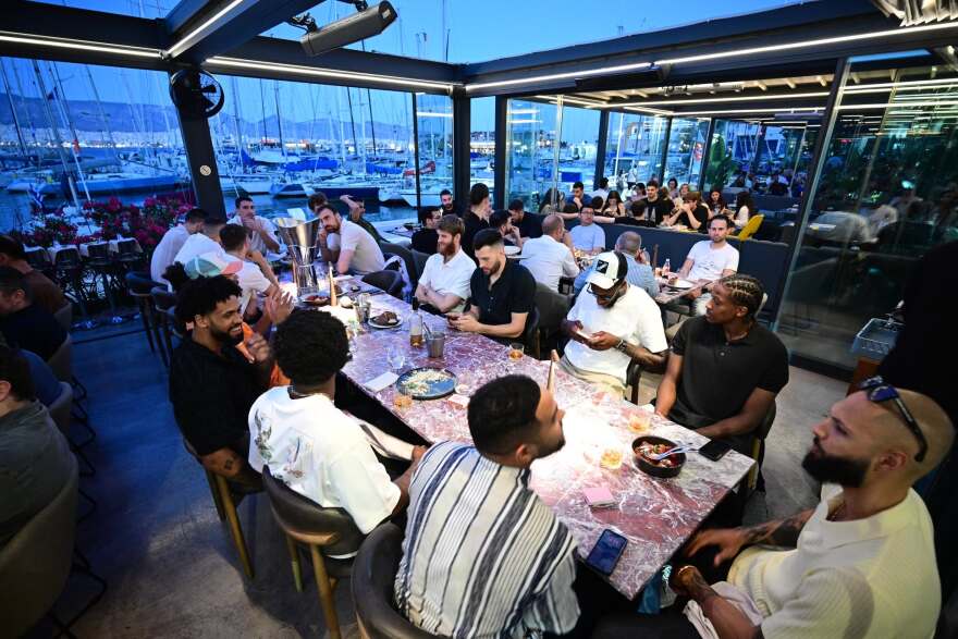 Δείπνο από τους Αγγελόπουλους στους παίκτες του Ολυμπιακού για το φινάλε της θριαμβευτικής σεζόν

