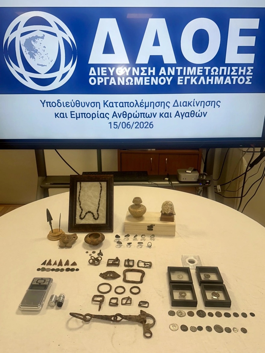 Συνελήφθη 56χρονος στην Αθήνα για αρχαιοκαπηλία: Πουλούσε παράνομα αντικείμενα μέσω διαδικτύου, δείτε εικόνες
