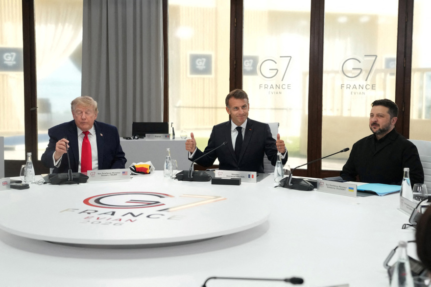 Σε εξέλιξη η κρίσιμη Σύνοδος των G7 στο Εβιάν: Το δώρο του Μερτς στον Τραμπ, οι θερμές χειραψίες και ο απώτερος στόχος του Ζελένσκι