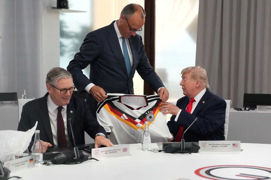 Σε εξέλιξη η κρίσιμη Σύνοδος των G7 στο Εβιάν: Το δώρο του Μερτς στον Τραμπ, οι θερμές χειραψίες και ο απώτερος στόχος του Ζελένσκι