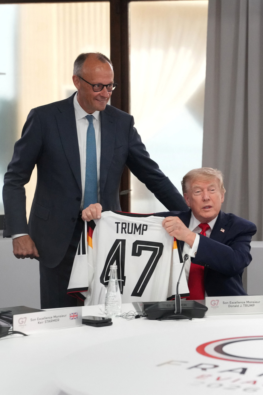 Σε εξέλιξη η κρίσιμη Σύνοδος των G7 στο Εβιάν: Το δώρο του Μερτς στον Τραμπ, οι θερμές χειραψίες και ο απώτερος στόχος του Ζελένσκι