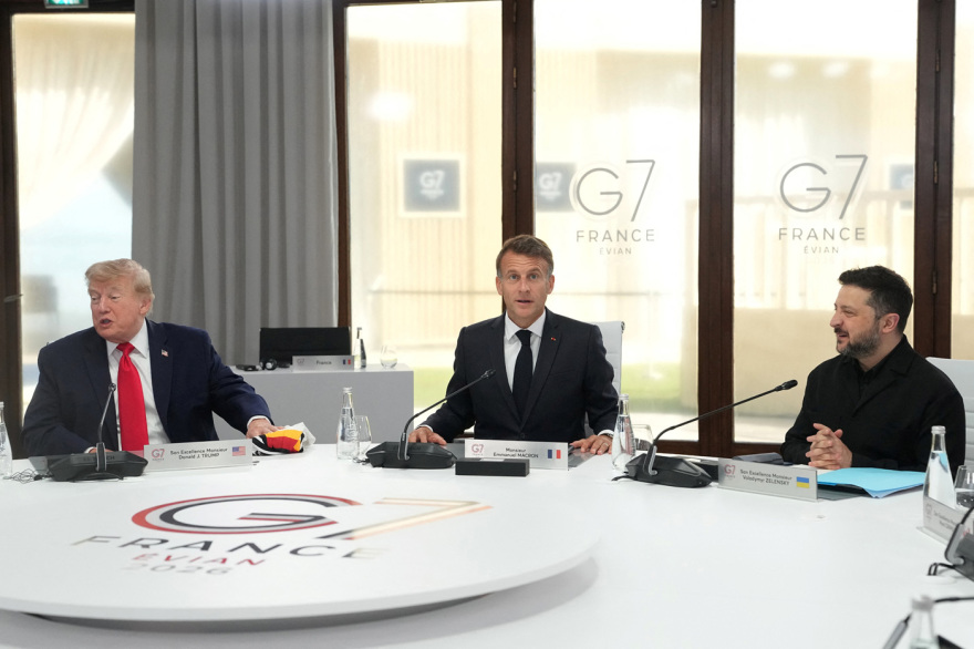 Σε εξέλιξη η κρίσιμη Σύνοδος των G7 στο Εβιάν: Το δώρο του Μερτς στον Τραμπ, οι θερμές χειραψίες και ο απώτερος στόχος του Ζελένσκι