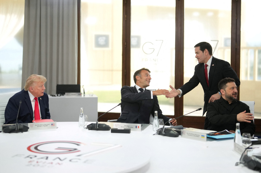 Σε εξέλιξη η κρίσιμη Σύνοδος των G7 στο Εβιάν: Το δώρο του Μερτς στον Τραμπ, οι θερμές χειραψίες και ο απώτερος στόχος του Ζελένσκι