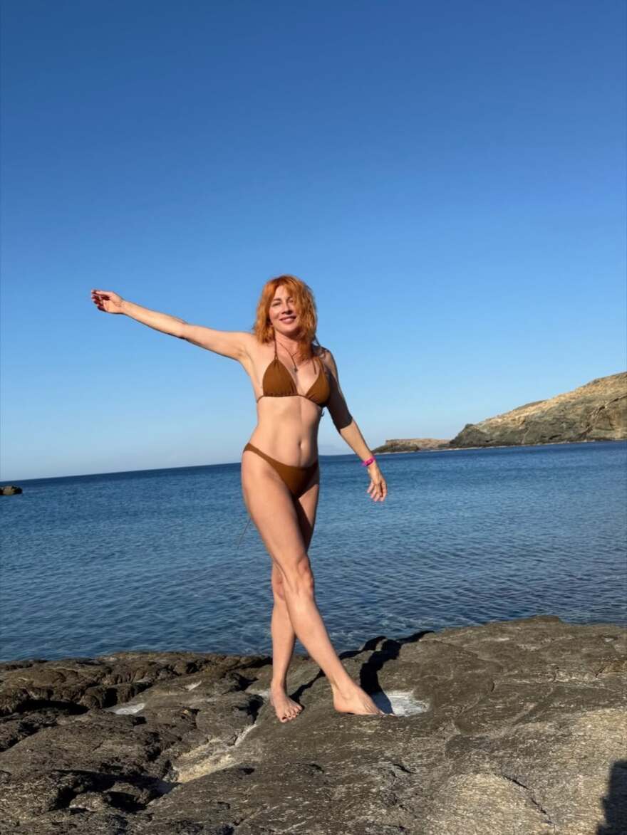 Οι φωτογραφίες με μπικίνι της Σμαράγδας Καρύδη από τον «παράδεισο» που βρήκε
