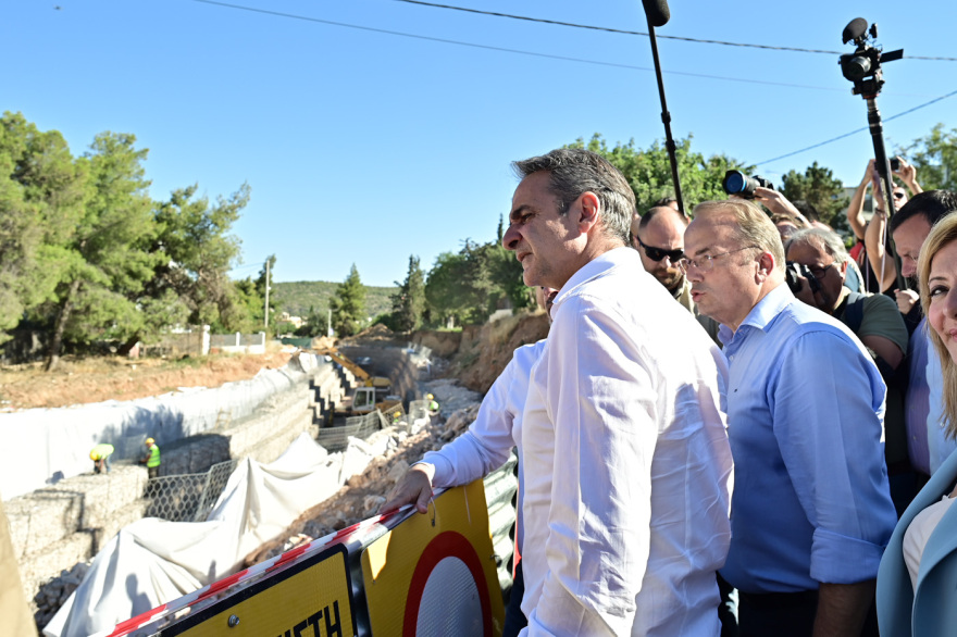 Περιοδεία Μητσοτάκη σε Βάρη-Βούλα-Βουλιαγμένη- Επιθεώρησε αντιπλημμυρικά έργα, επισκέφθηκε το Κέντρο Υγείας 7 Στον δήμο Βάρης-Βούλας-Βουλιαγμένης ο Μητσοτάκης: Επιθεώρησε αντιπλημμυρικά έργα, επισκέφθηκε το Κέντρο Υγείας