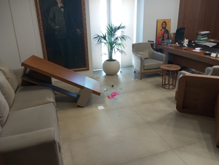 Άνδρας εισέβαλε στο δημαρχείο Ρεθύμνου και προκάλεσε ζημιές στο γραφείο του δημάρχου