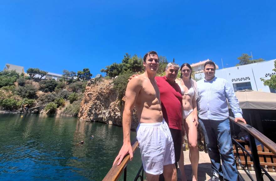 Γάμος στη λίμνη του Αγίου Νικολάου: Αθλητές cliff diving «σφράγισαν» τον έρωτά τους με... βουτιές, δείτε φωτογραφίες