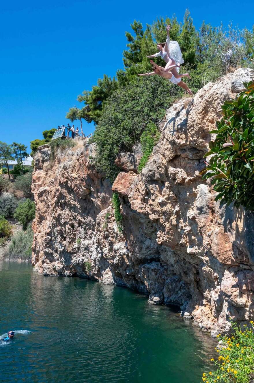 Γάμος στη λίμνη του Αγίου Νικολάου: Αθλητές cliff diving «σφράγισαν» τον έρωτά τους με... βουτιές, δείτε φωτογραφίες