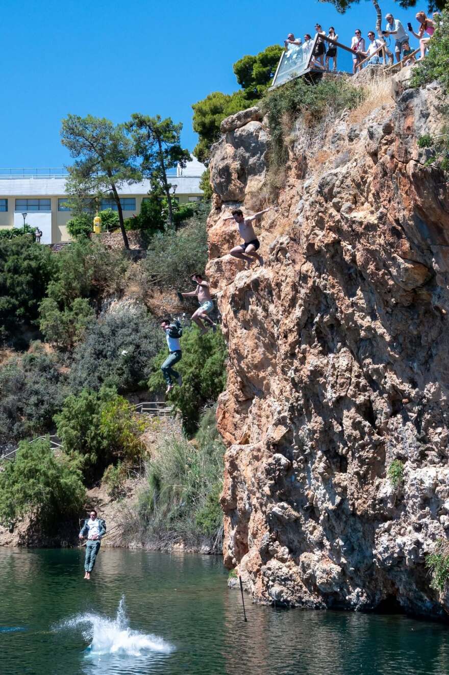 Γάμος στη λίμνη του Αγίου Νικολάου: Αθλητές cliff diving «σφράγισαν» τον έρωτά τους με... βουτιές, δείτε φωτογραφίες