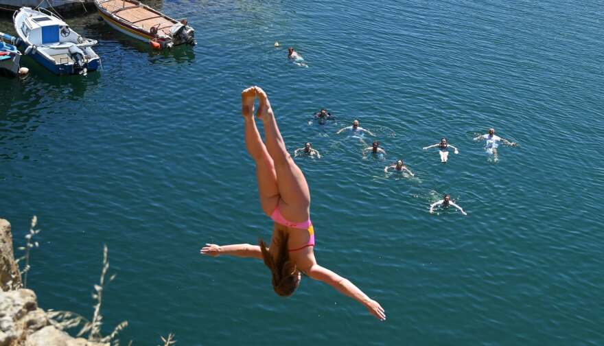 Γάμος στη λίμνη του Αγίου Νικολάου: Αθλητές cliff diving «σφράγισαν» τον έρωτά τους με... βουτιές, δείτε φωτογραφίες