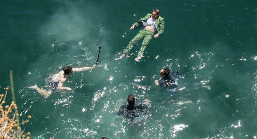 Γάμος στη λίμνη του Αγίου Νικολάου: Αθλητές cliff diving «σφράγισαν» τον έρωτά τους με... βουτιές, δείτε φωτογραφίες