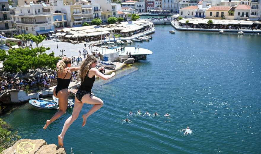 Γάμος στη λίμνη του Αγίου Νικολάου: Αθλητές cliff diving «σφράγισαν» τον έρωτά τους με... βουτιές, δείτε φωτογραφίες