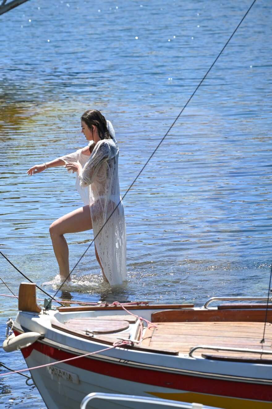 Γάμος στη λίμνη του Αγίου Νικολάου: Αθλητές cliff diving «σφράγισαν» τον έρωτά τους με... βουτιές, δείτε φωτογραφίες