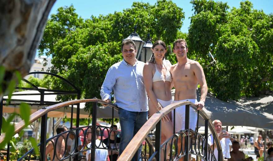 Γάμος στη λίμνη του Αγίου Νικολάου: Αθλητές cliff diving «σφράγισαν» τον έρωτά τους με... βουτιές, δείτε φωτογραφίες