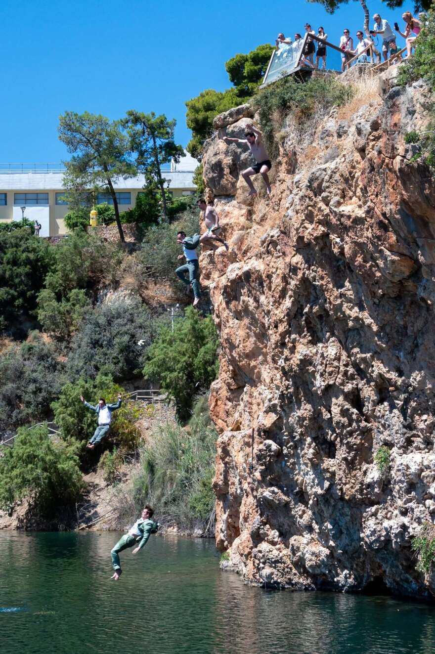 Γάμος στη λίμνη του Αγίου Νικολάου: Αθλητές cliff diving «σφράγισαν» τον έρωτά τους με... βουτιές, δείτε φωτογραφίες