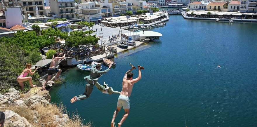 Γάμος στη λίμνη του Αγίου Νικολάου: Αθλητές cliff diving «σφράγισαν» τον έρωτά τους με... βουτιές, δείτε φωτογραφίες