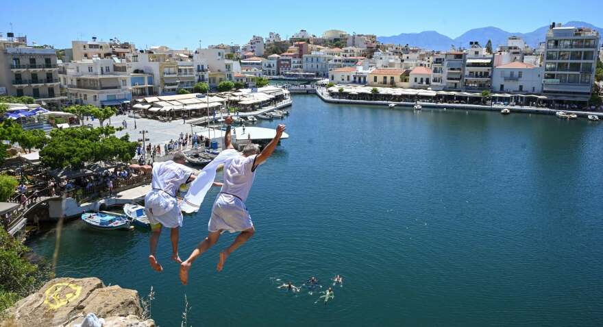 Γάμος στη λίμνη του Αγίου Νικολάου: Αθλητές cliff diving «σφράγισαν» τον έρωτά τους με... βουτιές, δείτε φωτογραφίες