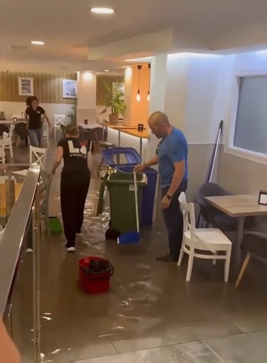Εικόνες καταστροφής στη νότια Ισπανία από καλοκαιρινή καταιγίδα, δρόμοι κι επιχειρήσεις πλημμύρισαν, κινδύνευσαν πεζοί - Δείτε βίντεο