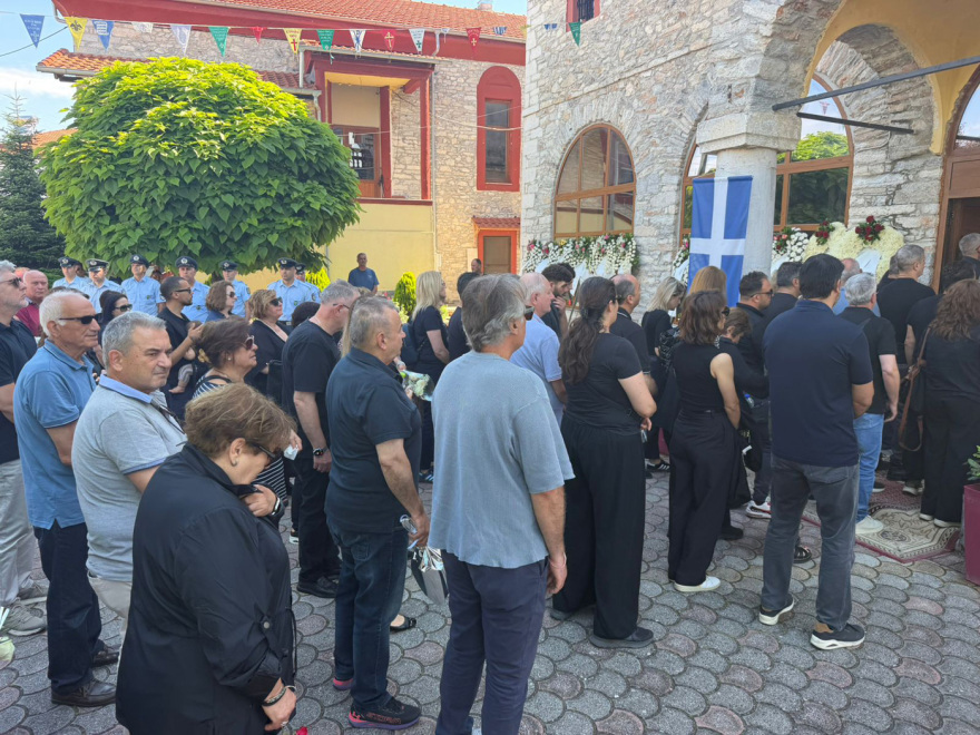 Σε κλίμα οδύνης η κηδεία της 45χρονης Αντιγόνης που δολοφονήθηκε από τον σύζυγό της στη Δράμα