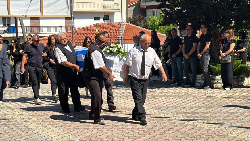 Σε κλίμα οδύνης η κηδεία της 45χρονης Αντιγόνης που δολοφονήθηκε από τον σύζυγό της στη Δράμα