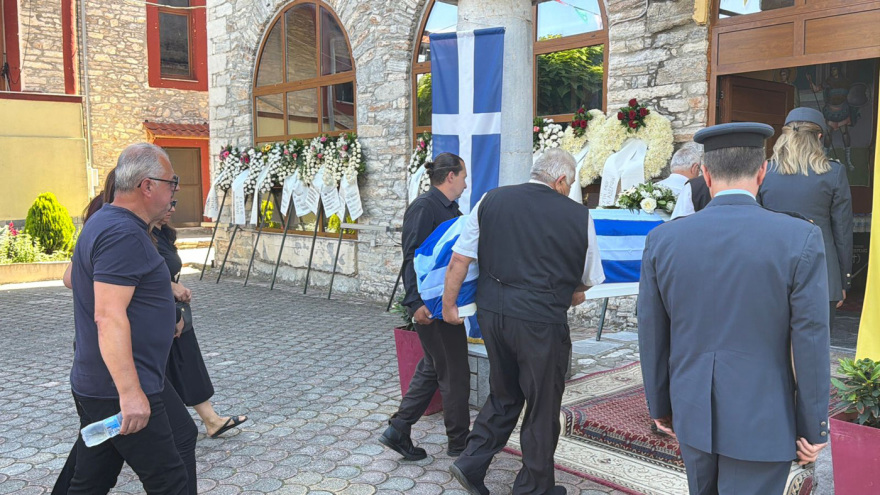 Σε κλίμα οδύνης η κηδεία της 45χρονης Αντιγόνης που δολοφονήθηκε από τον σύζυγό της στη Δράμα