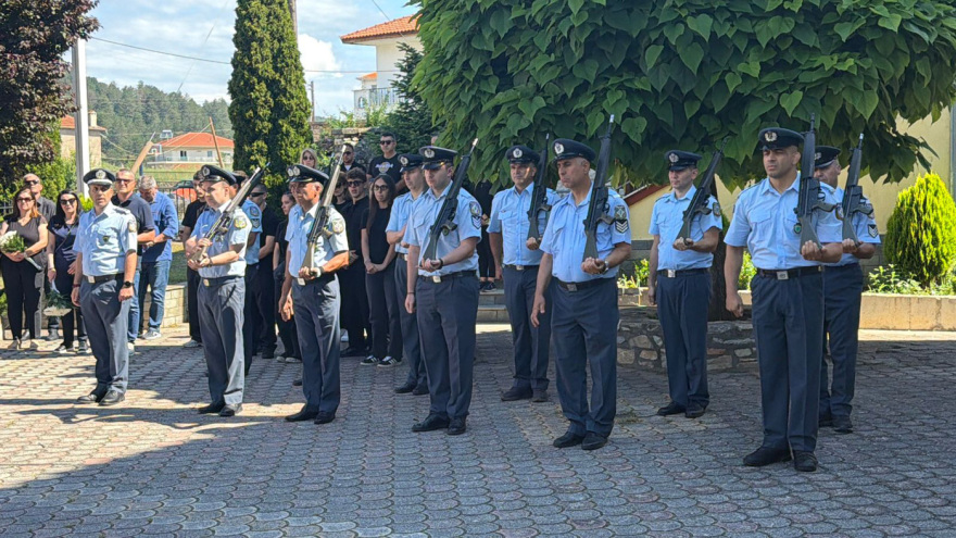 Σε κλίμα οδύνης η κηδεία της 45χρονης Αντιγόνης που δολοφονήθηκε από τον σύζυγό της στη Δράμα
