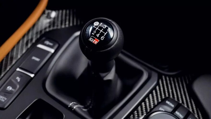 Η Toyota εξελίσσει ένα χειροκίνητο κιβώτιο για ηλεκτρικά

