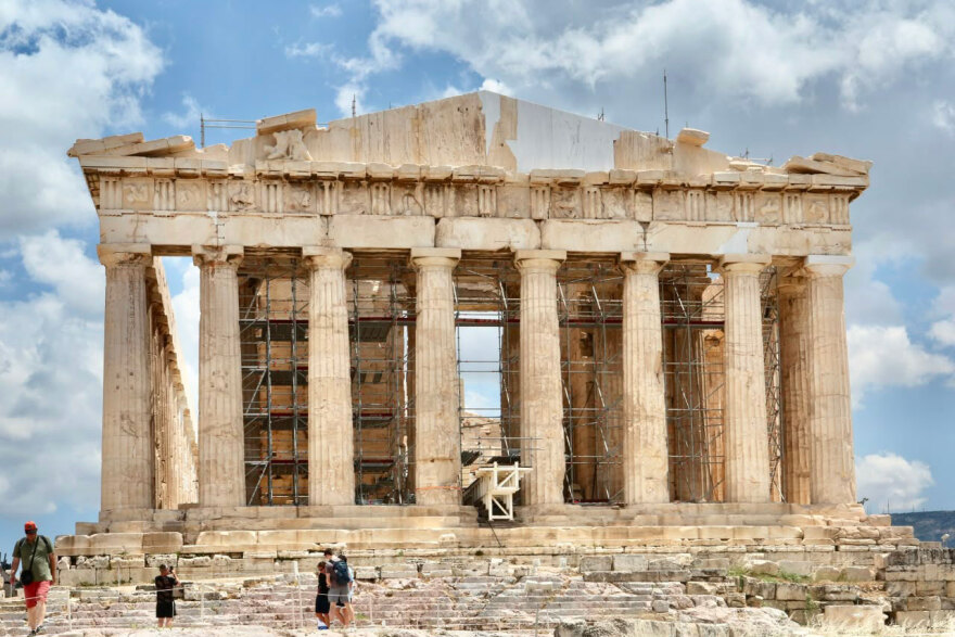 Ιστορική στιγμή: Το δυτικό αέτωμα του Παρθενώνα συμπληρώθηκε μετά από 220 χρόνια, δείτε εικόνες