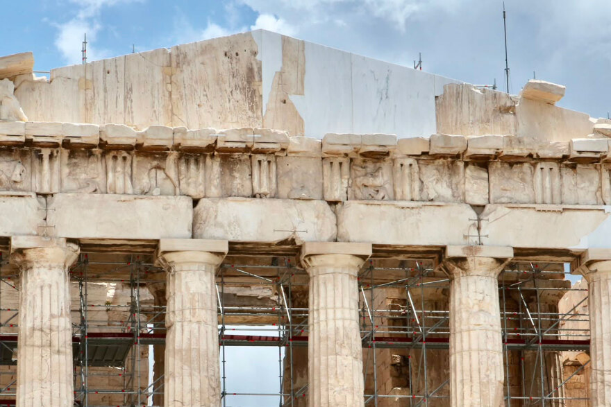 Ιστορική στιγμή: Το δυτικό αέτωμα του Παρθενώνα συμπληρώθηκε μετά από 220 χρόνια, δείτε εικόνες