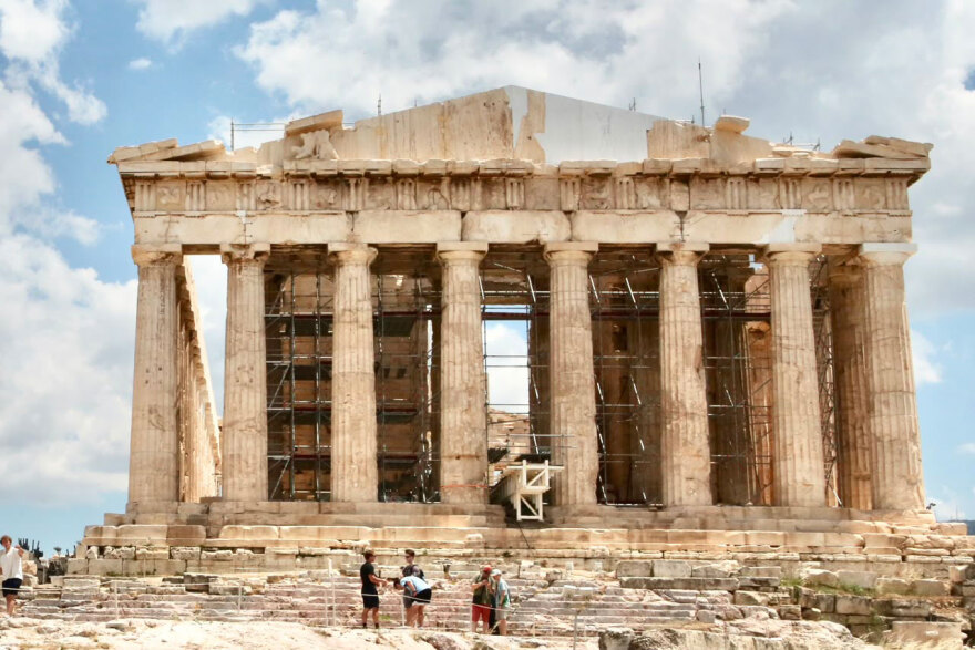Ιστορική στιγμή: Το δυτικό αέτωμα του Παρθενώνα συμπληρώθηκε μετά από 220 χρόνια, δείτε εικόνες