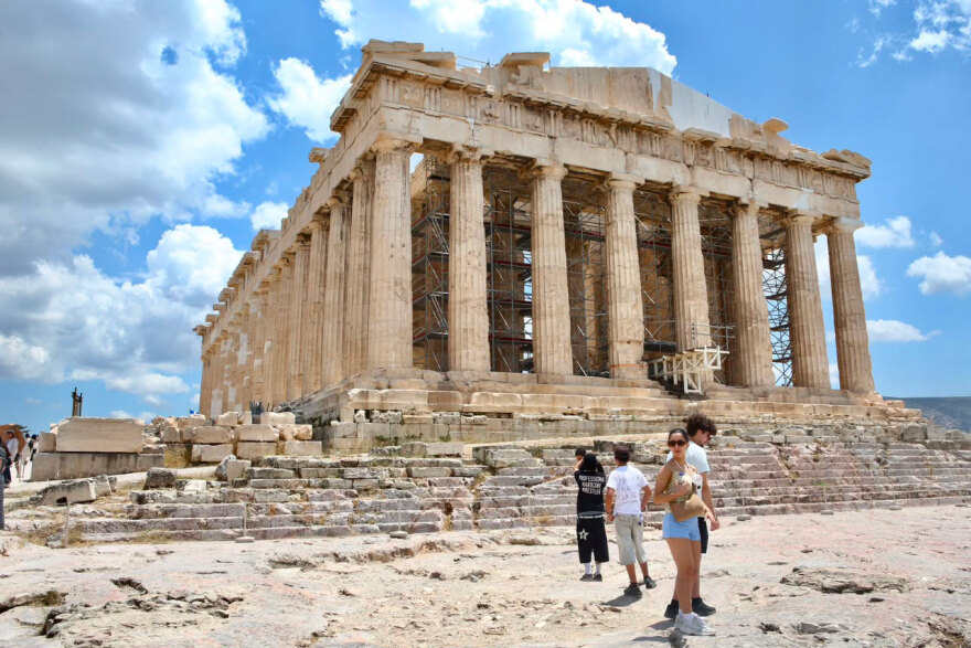 Ιστορική στιγμή: Το δυτικό αέτωμα του Παρθενώνα συμπληρώθηκε μετά από 220 χρόνια, δείτε εικόνες