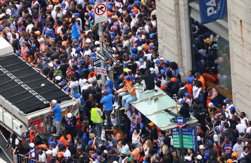 Πάνω από 1.000.000 Νεοϋορκέζοι γκρέμισαν τα τείχη για τους Νικς, ανέβηκαν μέχρι και σε σκουπιδιάρικα: Ο Μαμντάνι... χόρευε και τους έδωσε τα κλειδιά της πόλης, βίντεο