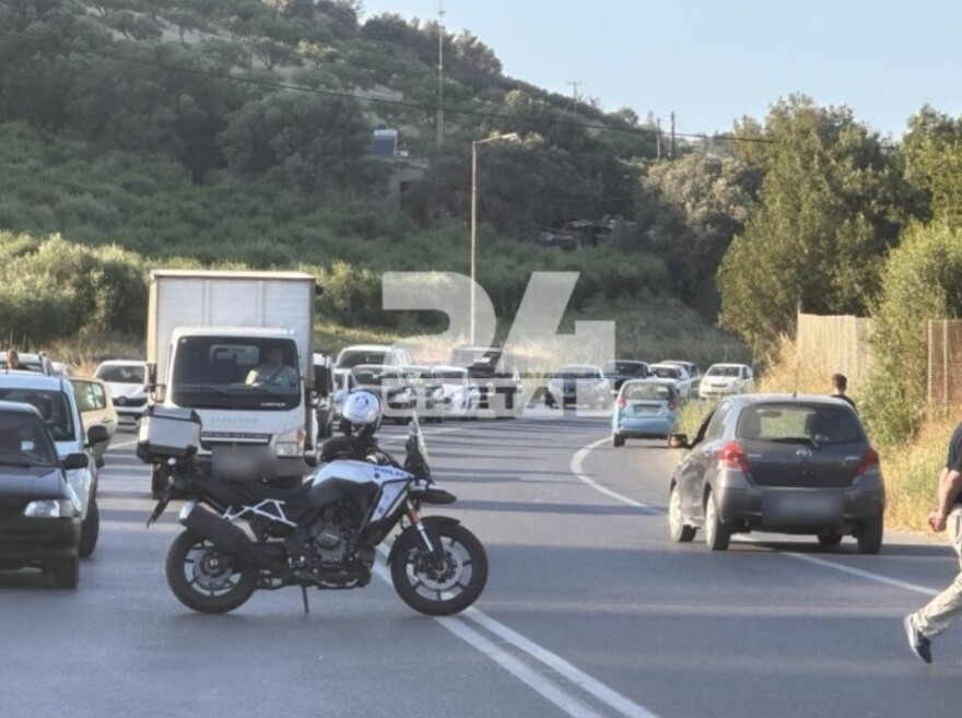 Αντιδρούν οι κάτοικοι του Ηρακλείου στη δημιουργία δομής μεταναστών, έκλεισαν ξανά την εθνική οδό, φωτογραφίες