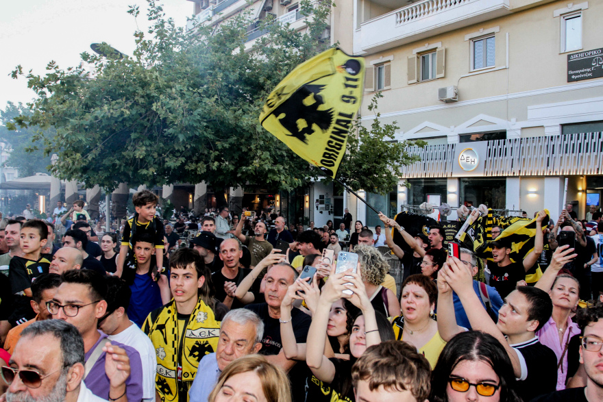 «Κιτρίνισε» η κεντρική πλατεία της Καλαμάτας για το τρόπαιο της πρωταθλήτριας ΑΕΚ: «Αυτή είναι η κούπα του ευ αγωνίζεσθαι» είπε ο Ηλιόπουλος