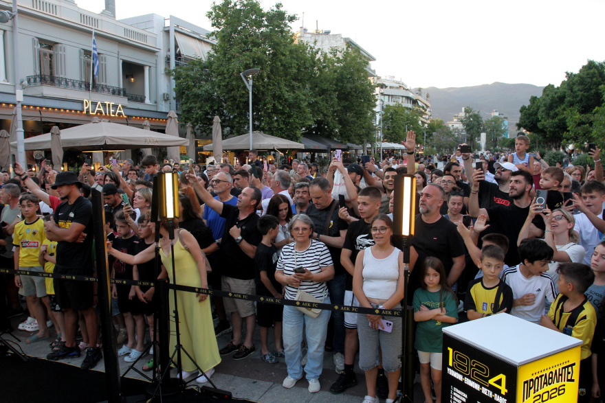 «Κιτρίνισε» η κεντρική πλατεία της Καλαμάτας για το τρόπαιο της πρωταθλήτριας ΑΕΚ: «Αυτή είναι η κούπα του ευ αγωνίζεσθαι» είπε ο Ηλιόπουλος