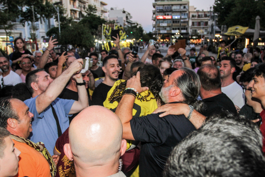 «Κιτρίνισε» η κεντρική πλατεία της Καλαμάτας για το τρόπαιο της πρωταθλήτριας ΑΕΚ: «Αυτή είναι η κούπα του ευ αγωνίζεσθαι» είπε ο Ηλιόπουλος