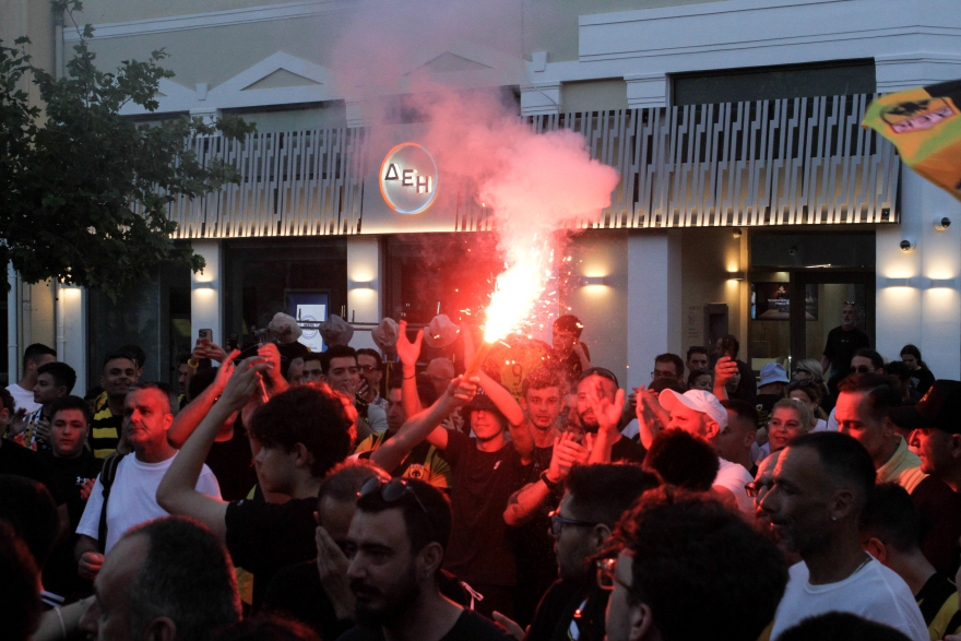 «Κιτρίνισε» η κεντρική πλατεία της Καλαμάτας για το τρόπαιο της πρωταθλήτριας ΑΕΚ: «Αυτή είναι η κούπα του ευ αγωνίζεσθαι» είπε ο Ηλιόπουλος