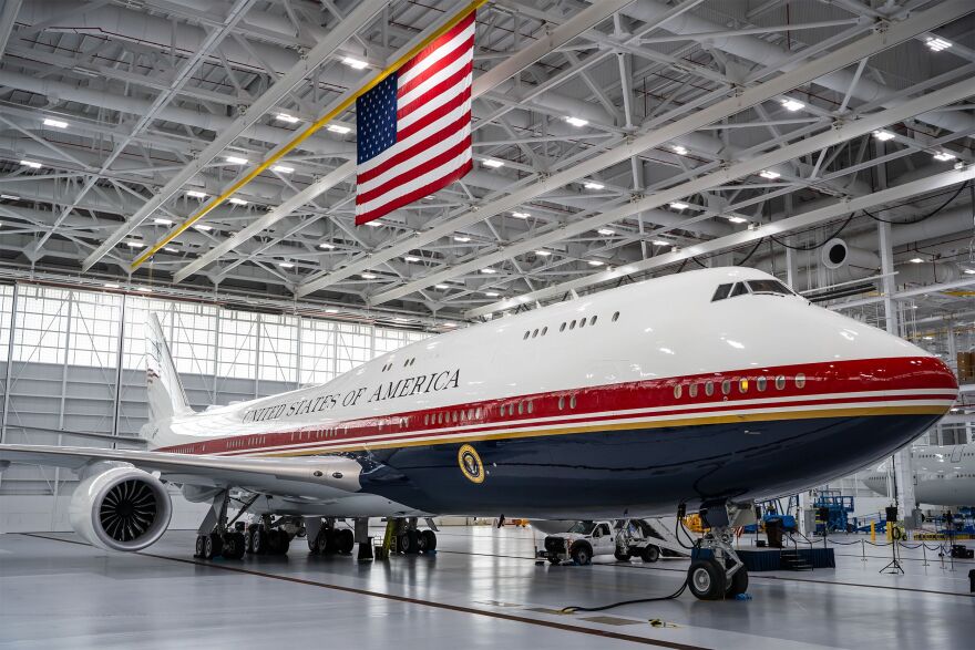 Ο Τραμπ παρέλαβε το νέο Air Force One, δώρο του Κατάρ: Προανήγγειλε ταξίδια σε Τουρκία και Κίνα, απείλησε εκ νέου το Ιράν, βίντεο
