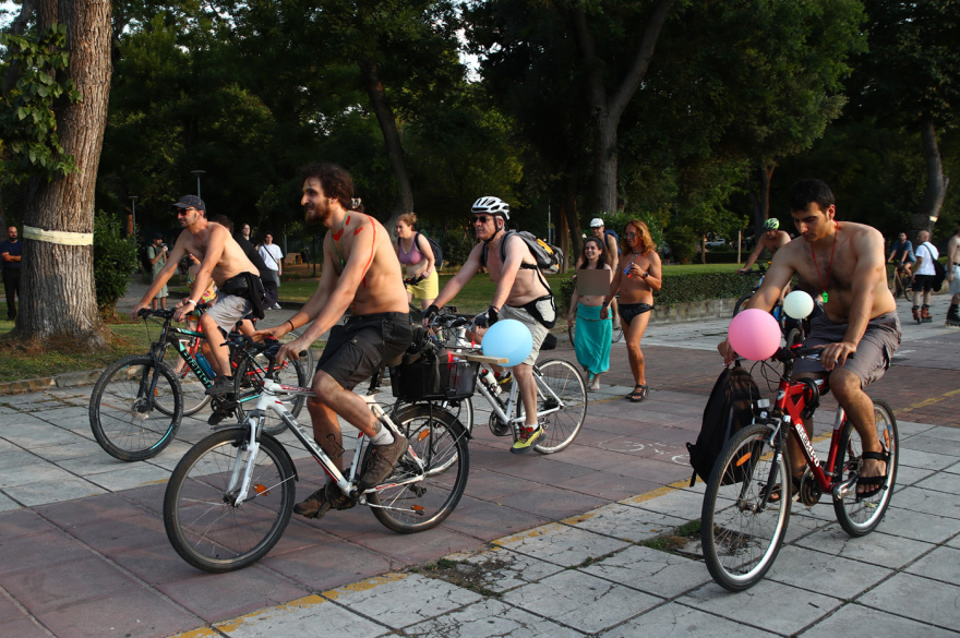 Με δεκάδες συμμετοχές η 19η Διεθνής Γυμνή Ποδηλατοδρομία στη Θεσσαλονίκη - Δείτε φωτογραφίες