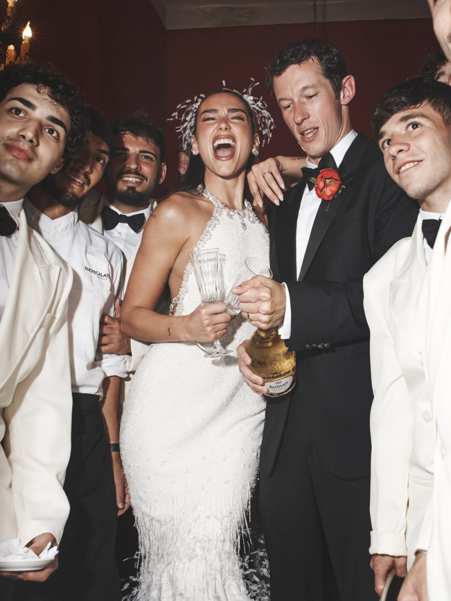 Οι πρώτες φωτογραφίες από το γάμο της Dua Lipa, υψηλής ραπτικής και με εντυπωσιακή ουρά το Chanel  νυφικό της
