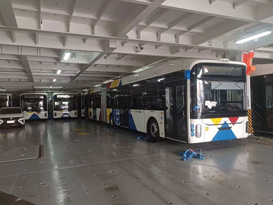 Σάλπαραν από την Κίνα τα νέα ηλεκτρικά, αρθρωτά λεωφορεία του ΟΑΣΘ