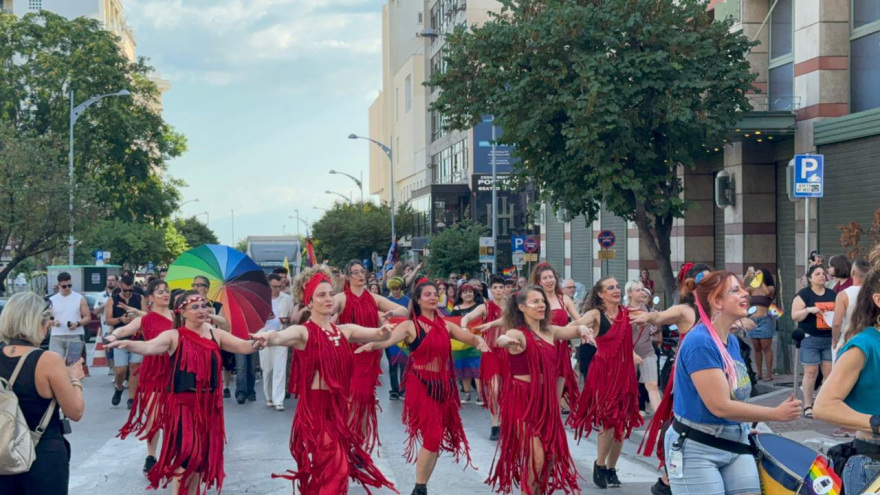 Με μουσική, χορό, σημαίες του ουράνιου τόξου και το κεντρικό σύνθημα «Σπάσε τον Κώδικα», ολοκληρώθηκε η πορεία του 14ου Thessaloniki pride