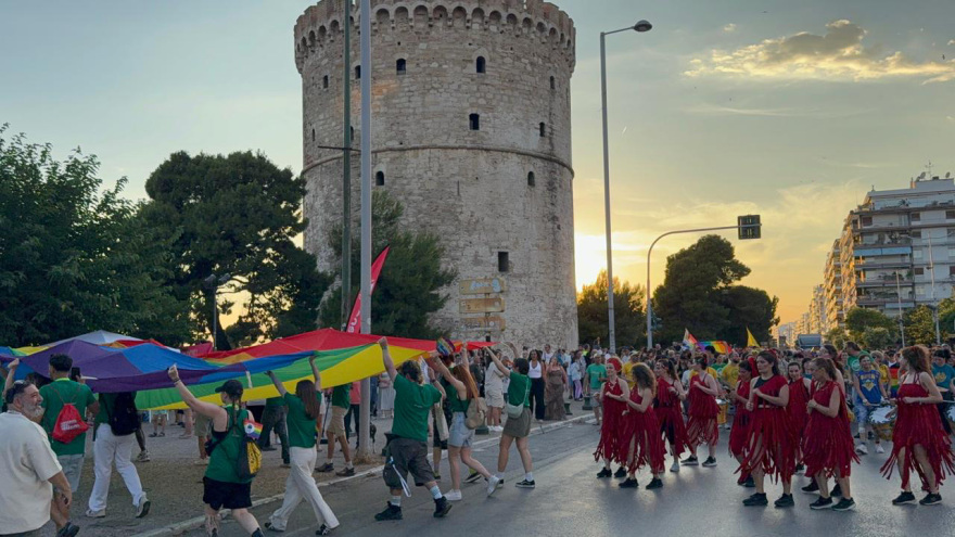 Με μουσική, χορό, σημαίες του ουράνιου τόξου και το κεντρικό σύνθημα «Σπάσε τον Κώδικα», ολοκληρώθηκε η πορεία του 14ου Thessaloniki pride